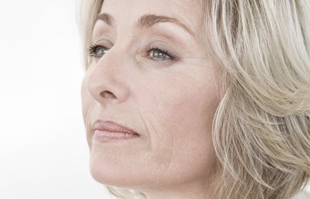 El rostro de una mujer de mediana edad.