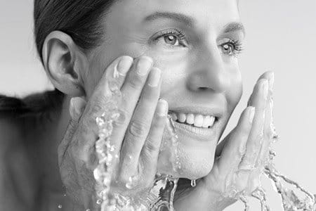 Mujer lavándose la cara