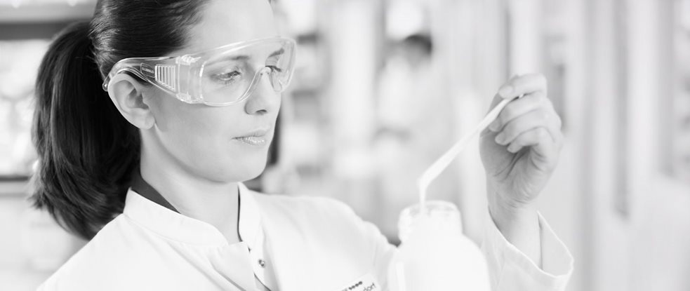 Científica en el laboratorio