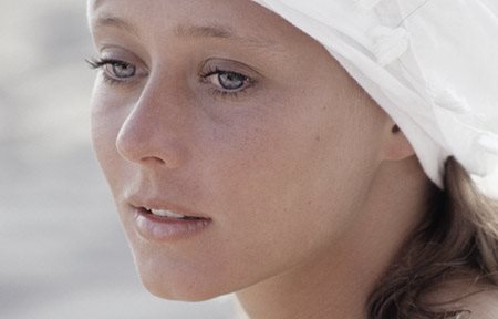 Una mujer con un tocado blanco.