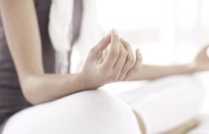 Una mujer practicando yoga.