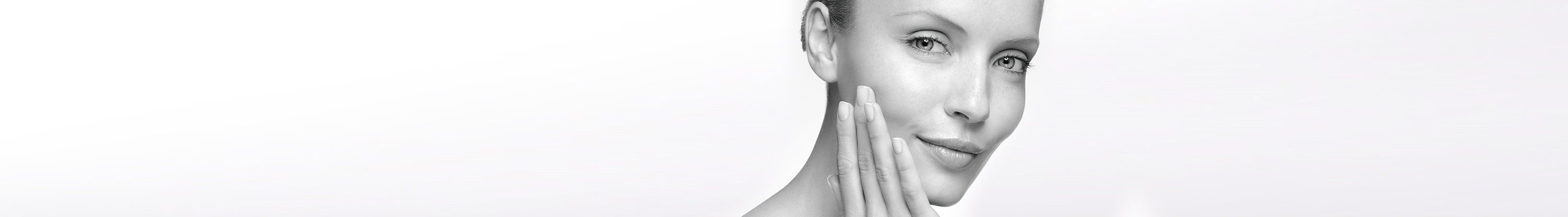 Mujer con piel hipersensible tocándose el rostro